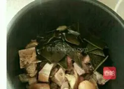 Illustration of how to make braised pig's trotters and kelp 5