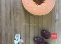 Illustration of how to make steamed pumpkin with red dates and lilies 1