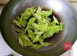 Illustration of how to make scrambled eggs with lettuce 5