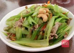 Illustration of how to stir-fry celery and cashew nuts 3