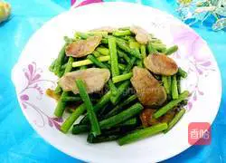 Illustration of how to stir-fry sausages with garlic sprouts 8