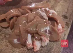 Illustration of how to make dry-fried pork offal 1