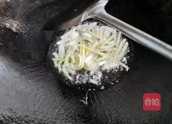 Illustration of how to make fried green beans and meat 3