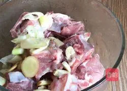 Illustration of how to make steamed pork ribs with black bean sauce 3