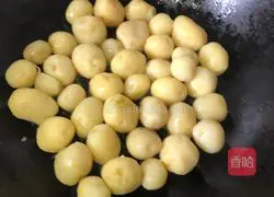 Illustration of braised baby potatoes 3