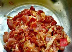 Illustration of how to make fried pork with green onions 1