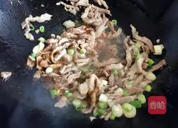 Illustration of how to make fried pork with pig ears, beans and shreds 8