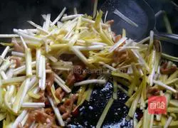 Illustration of how to make fried shredded pork with chives 8