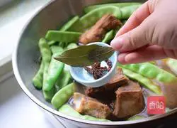 Illustration of how to stew beans with big bones 7