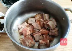 Illustration of how to cook pork ribs and steamed fungus 4