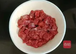 Illustration of how to make stir-fried beef with diced celery 6