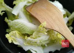Hand Illustration of how to tear organic baby cabbage 3
