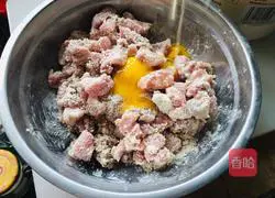 Illustration of how to make a bowl of steamed crispy pork 3