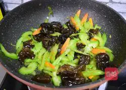 Fried fungus with celery Illustration of how to do it 10
