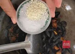 Illustration of how to make fried pork slices with fungus 8