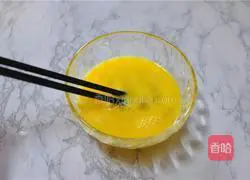 Illustration of how to make fried eggs with garlic 2