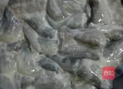 Illustration of how to make fried nine-bellied fish (also known as dragon head grilled and tofu fish) 5