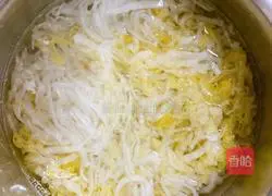 Illustration of how to make stir-fried pork belly and pickled cabbage vermicelli 2