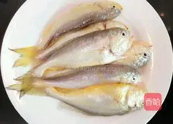 Illustration of how to make dry-fried small yellow croaker 1