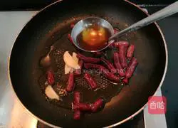 Illustration of how to stir-fry sausage with garlic sprouts 10