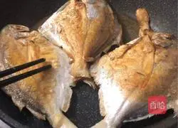 Illustration of how to make pan-fried Shiracang fish 6