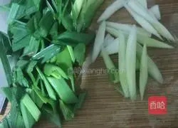 Illustration of how to make fried eggs with garlic sprouts and shrimps 5