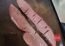 Illustration of how to stir-fry pork heart and kidney with garlic sprouts 4