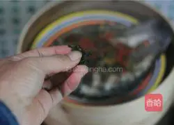 Illustration of how to steam crucian carp in perilla casserole 11