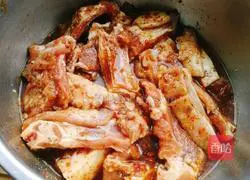 Illustration of how to make black pepper grilled lamb chops 4