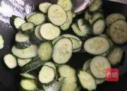  Illustration of how to make cucumber and scrambled eggs 4