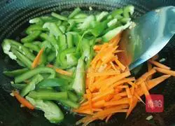 Illustration of how to make stir-fried pork with carrots and green peppers 10