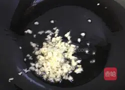 Illustration of how to stir-fry loofah with pork 17