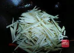 Illustration of how to stir-fry shredded pork with wild rice.4