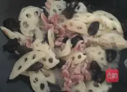 Illustration of how to make fried meat with lotus root and fungus 7