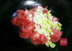 Illustration of how to make scrambled eggs with tomatoes and black fungus 9