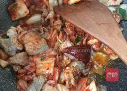 Illustration of how to stir-fry spicy cabbage with pork belly 5 