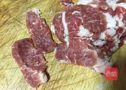 Illustration of how to make three-color fungus meat slices with pickled pepper 5