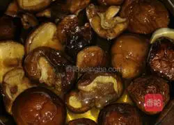 Illustration of how to stir-fry mushrooms with vegetables 1