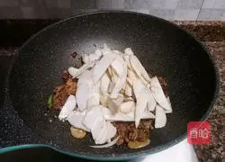 Illustration of how to make fried beef with king oyster mushroom 11