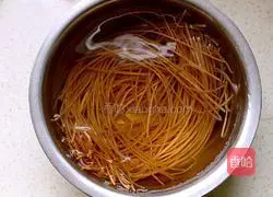 Illustration of how to make fried mushroom vermicelli 2