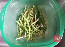 Illustration of how to stir-fry minced pork with water spinach stalks 3