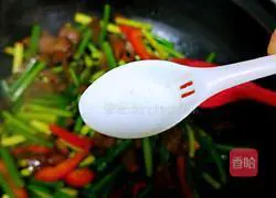 Illustration of how to make fried meat with garlic sprouts 19