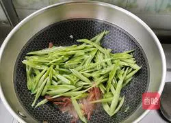 Illustration of how to make fried shredded kidney beans with bacon 6