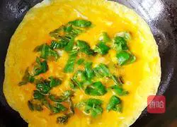 Illustration of how to make fried eggs with green pepper 8