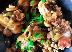 Illustration of home-style stewed pig trotters 12