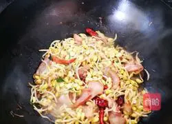 Illustration of how to stir-fry pig head meat with soybean sprouts 5