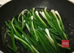 Illustration of how to cook green onion ribs 8
