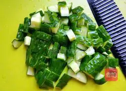 Illustration of how to make diced chicken in sauce 3