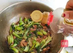 Illustration of how to make vinegared garlic rapeseed 5