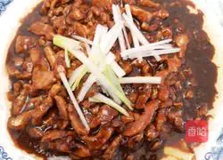 Illustration of how to make shredded pork in Beijing sauce 6